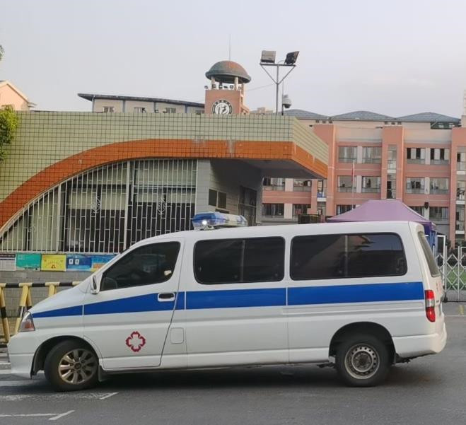 普安救护车出租护送骨折病人一公里多少钱